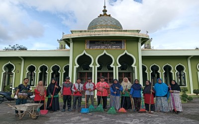 Pererat Sinergi dengan Masyarakat, MTsN 2 Kepulauan Meranti Gelar Aksi Bersih Masjid