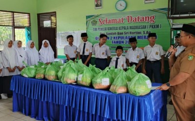 Peringatan HAB ke-80 Kemenag, MTsN 2 Kepulauan Meranti Berbagi dengan Siswa Yatim dan Kurang Mampu
