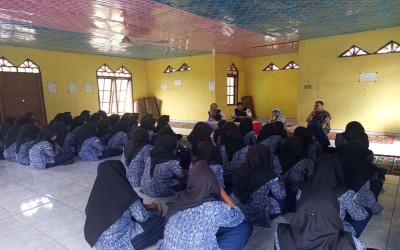 Siswi MTsN 2 Kepulauan Meranti Terima Sosialisasi Imunisasi HPV dari Puskesmas Anak Setatah