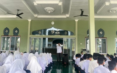 Hari Pertama Masuk Sekolah Pasca-Idulfitri, MTsN 2 Kepulauan Meranti Gelar Halalbihalal dan Lepas Purnabakti Kepala TU