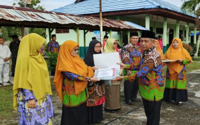 Peringatan Hardiknas, MTsN 2 Kepulauan Meranti Berikan Penghargaan Bagi Guru Berprestasi