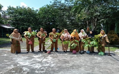 MTsN 2 Kepulauan Meranti Sukseskan Gerakan Penanaman 1 Juta Pohon Matoa